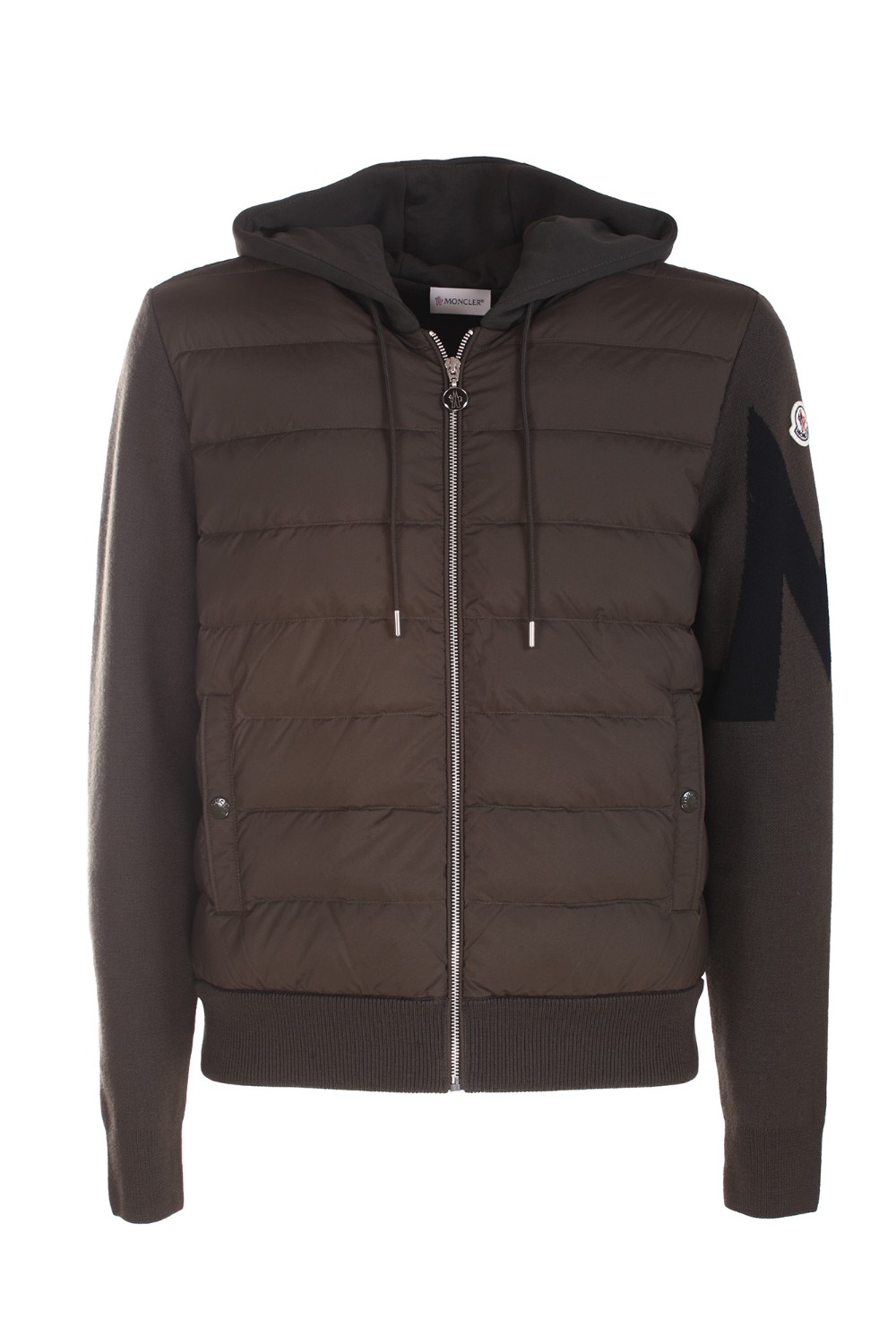 shop MONCLER Saldi Cardigan: Moncler cardigan imbottito con cappuccio.
Realizzato con filato di lana extra fine.
Davanti in longue saison opaco.
Fodera in longue saison.
Imbottitura in piuma.
Cappuccio in maglia con coulisse.
Lavorazione doppia.
Lettera M a contrasto.
Finezza 12.
Tasche con bottone.
Logo.
Composizione imbottitura: 90% Piumino, 10% Piuma
Composizione: 97% Lana, 2% Poliammide, 1% Elastan
Fabbricato in Romania.. 9B00009 M1131-888 number 4093651